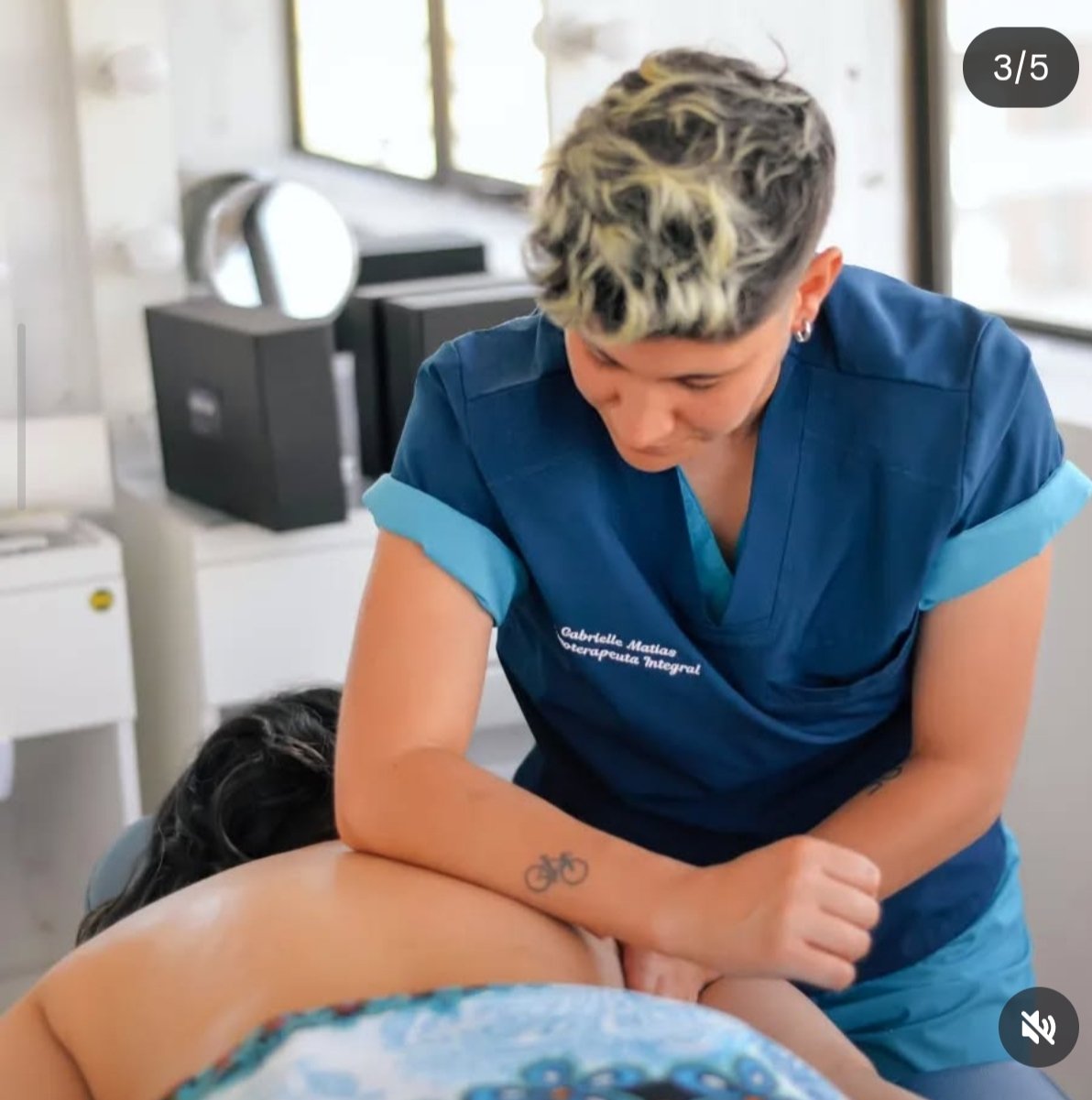 Gabrielle trabajando en su consultorio